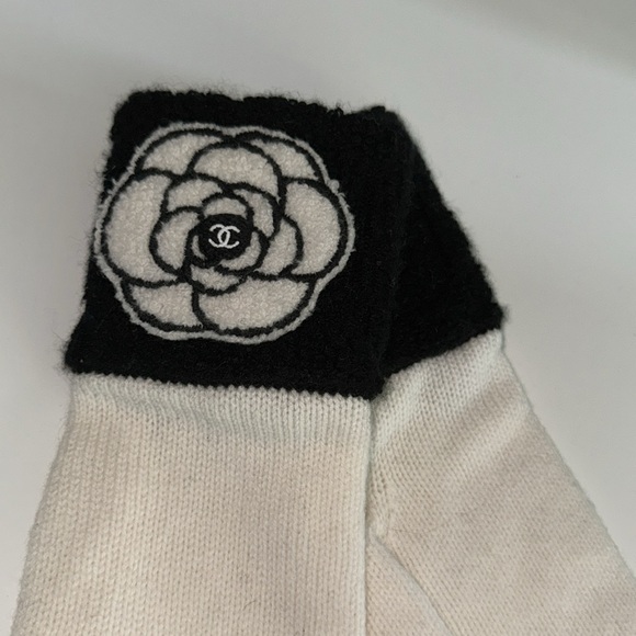 NWT Chanel 100% Cashmere Mittens - Picture 2 of 5